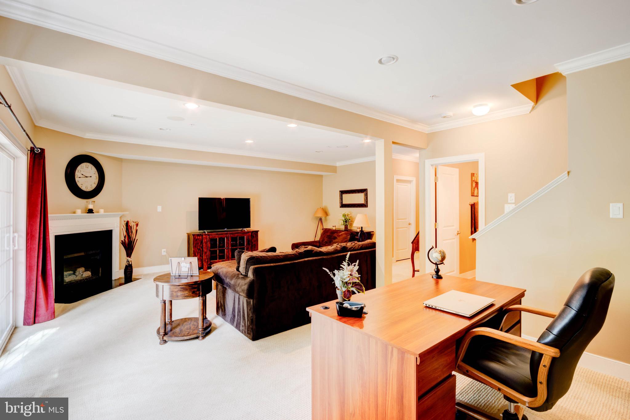 8601 Summer Waves Way
