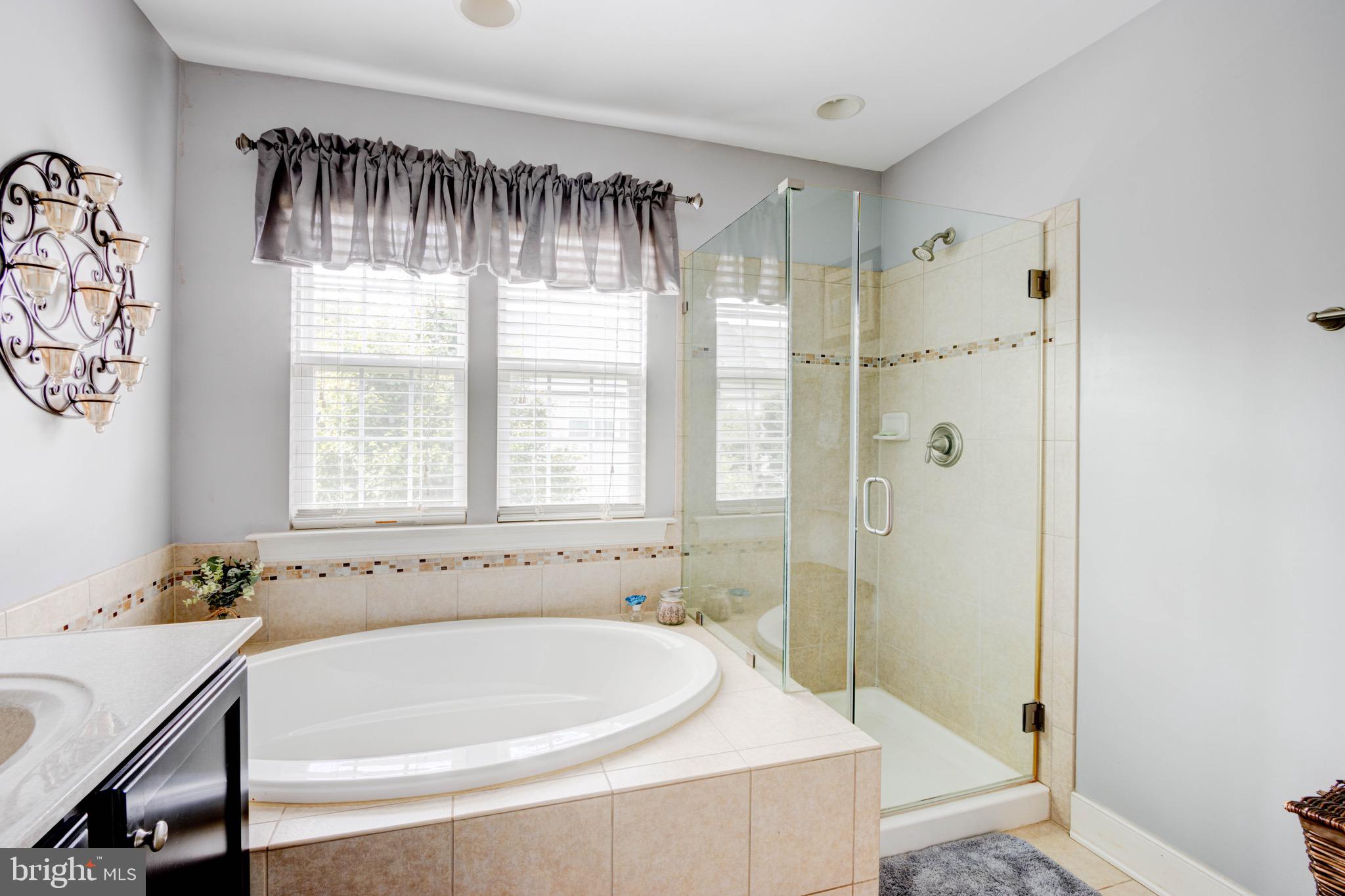 8601 Summer Waves Way