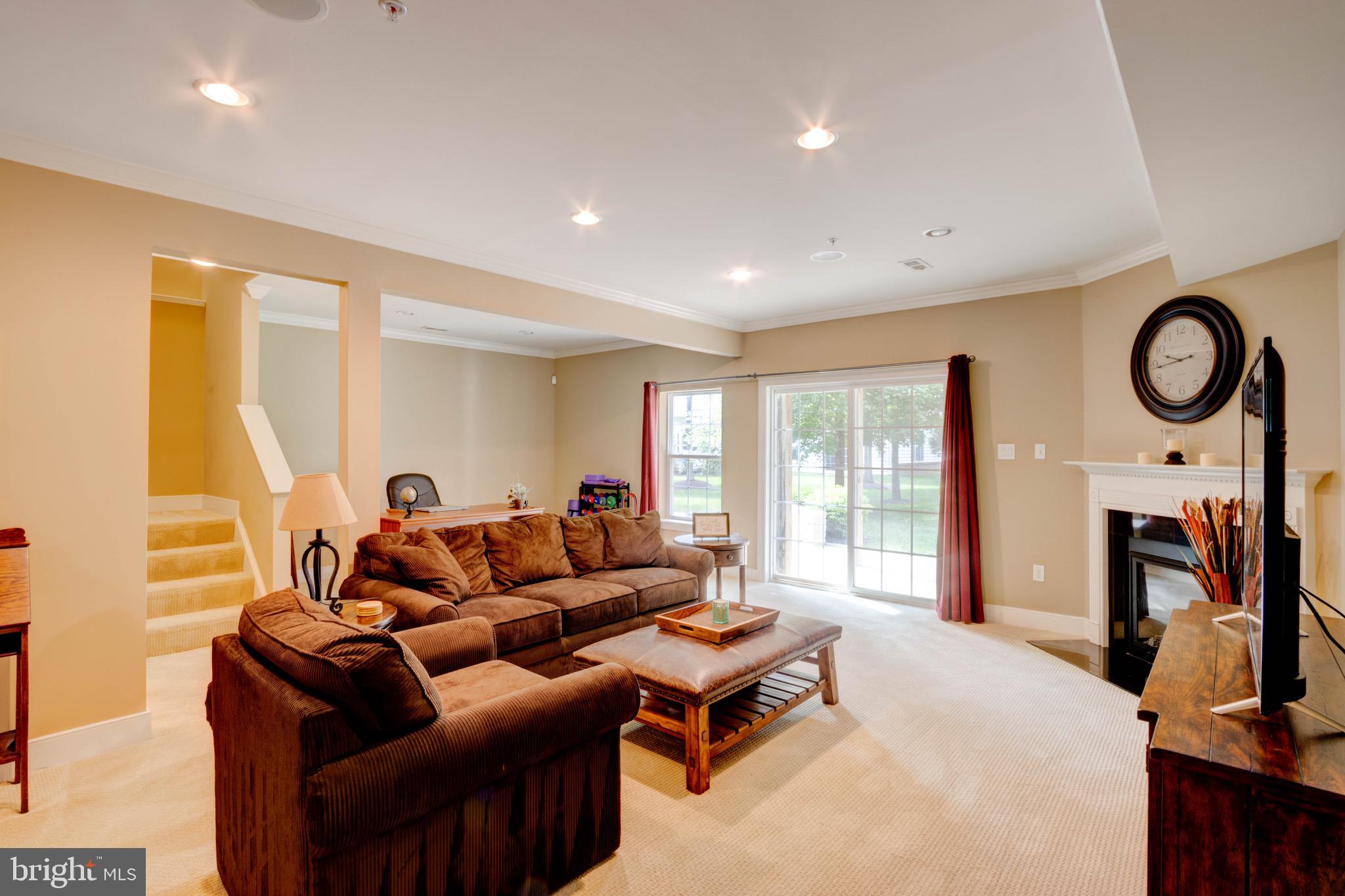 8601 Summer Waves Way