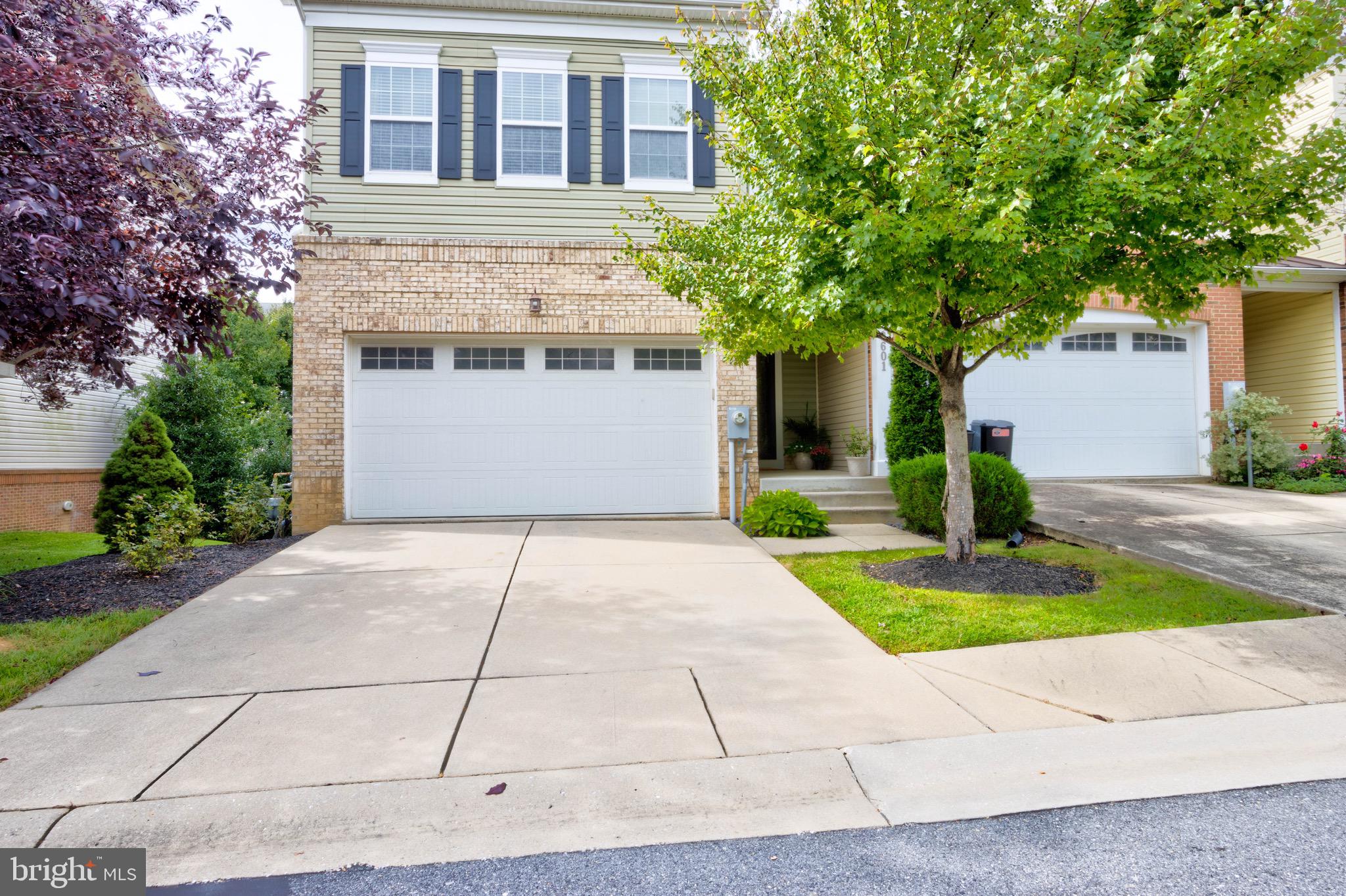 8601 Summer Waves Way