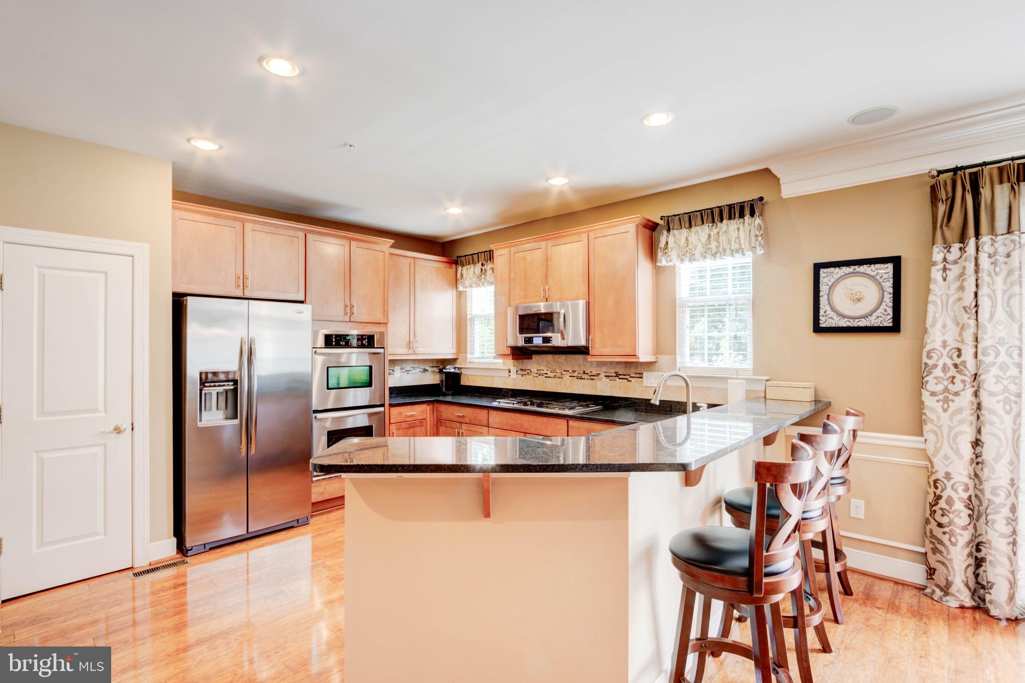 8601 Summer Waves Way