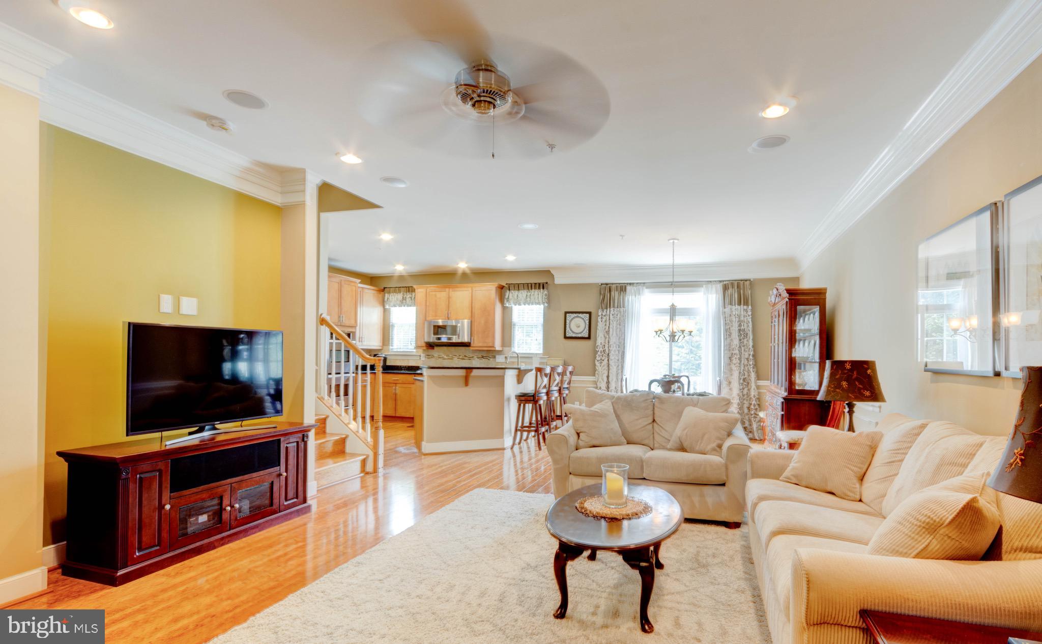 8601 Summer Waves Way