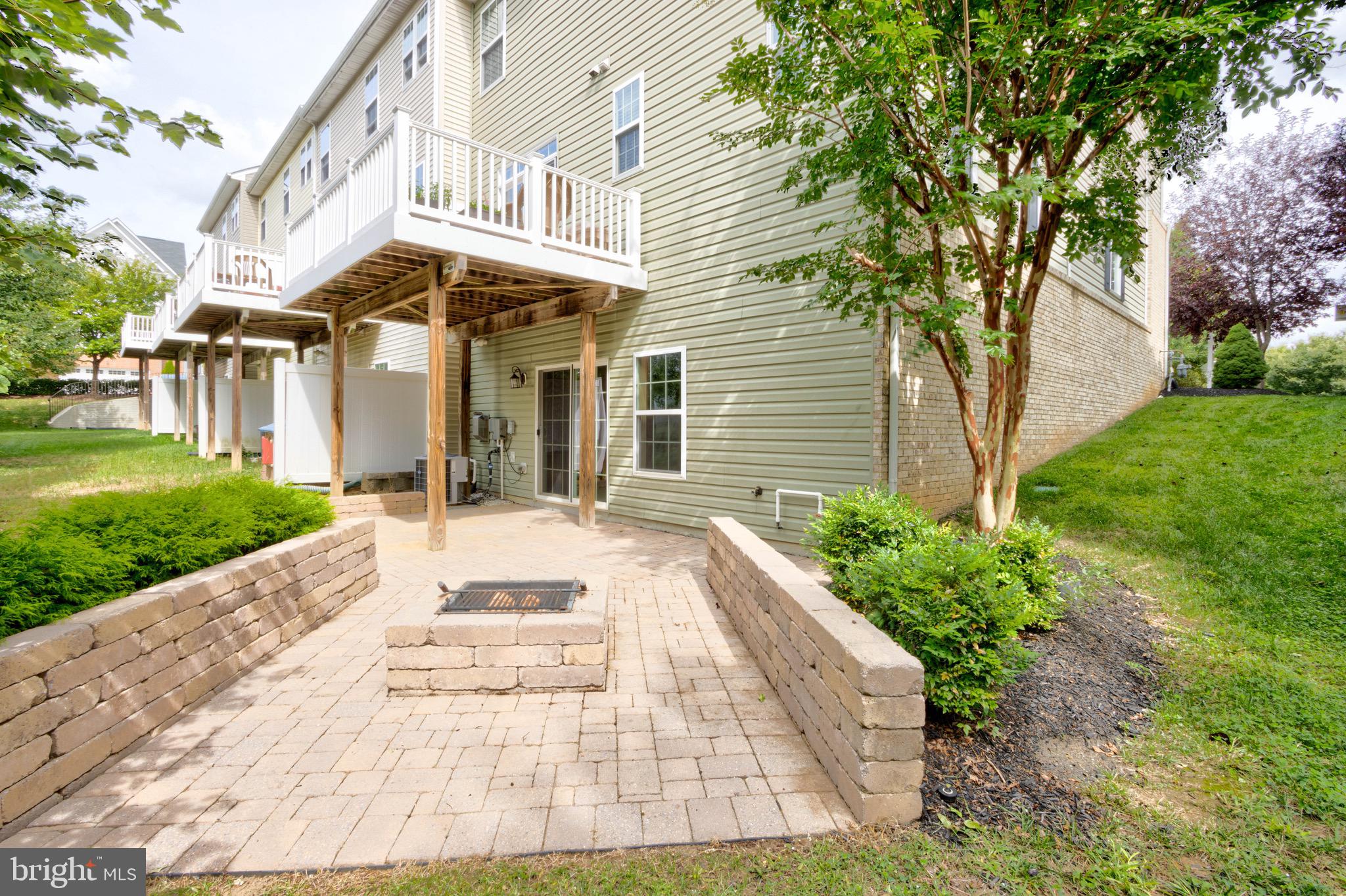 8601 Summer Waves Way