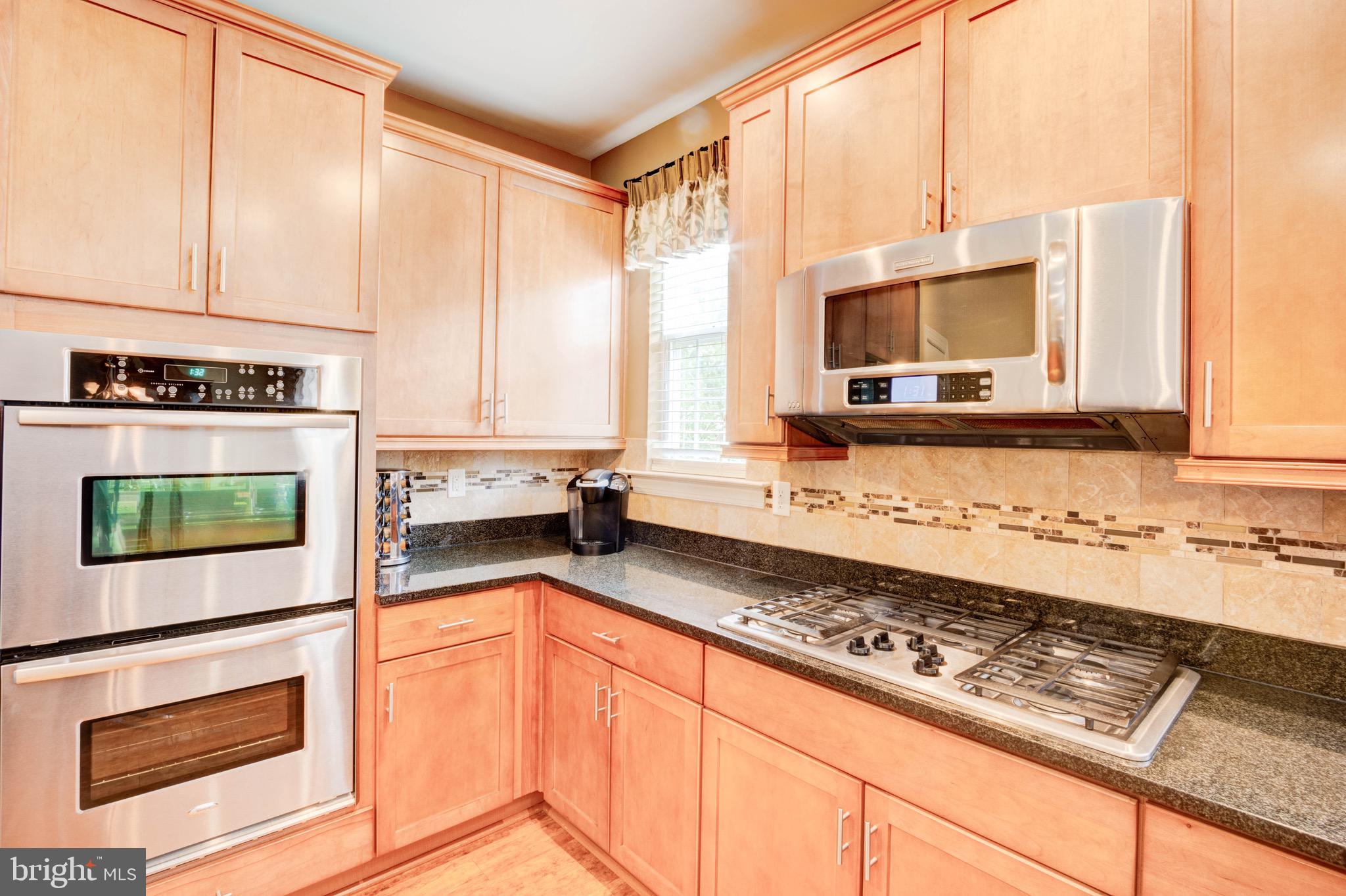 8601 Summer Waves Way
