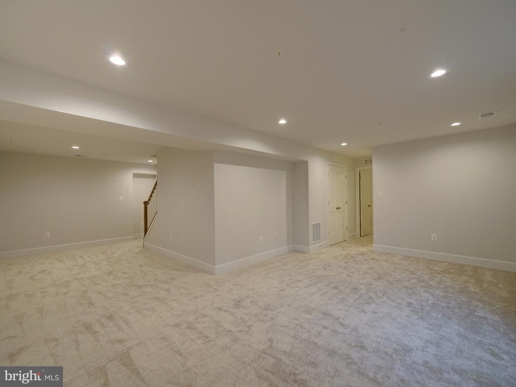 6412 Meadows Ln