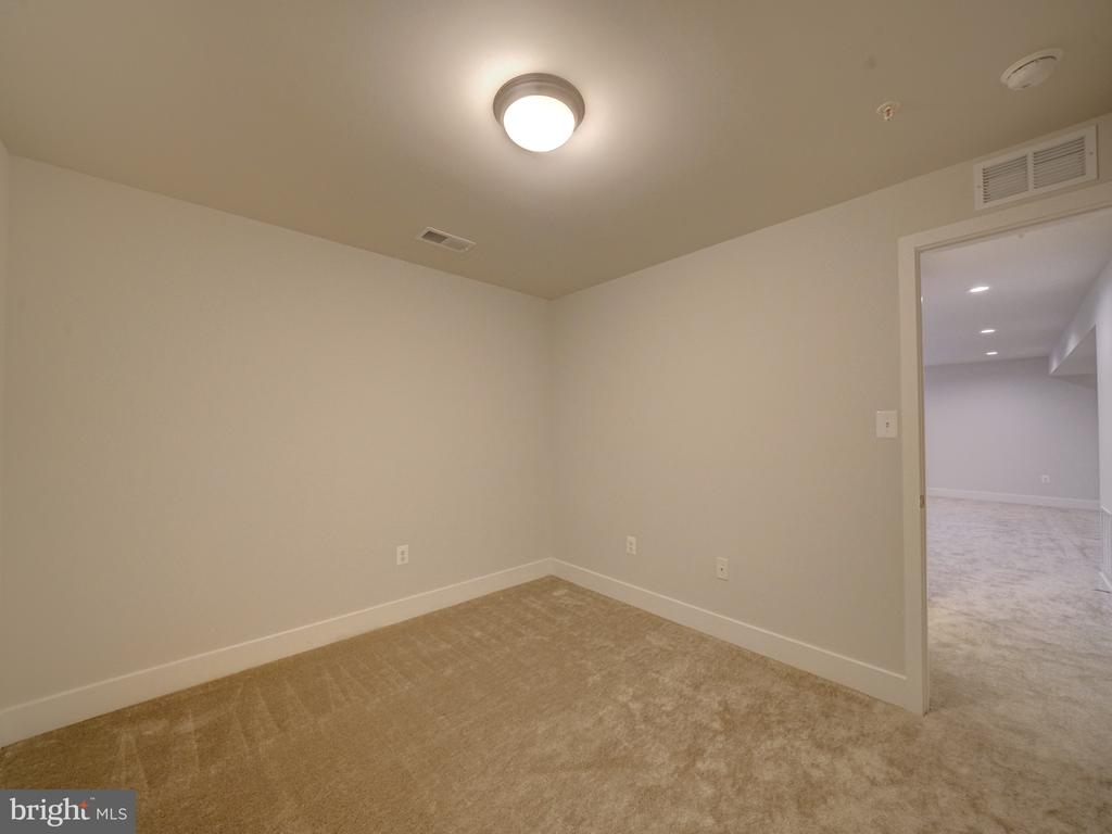 6412 Meadows Ln