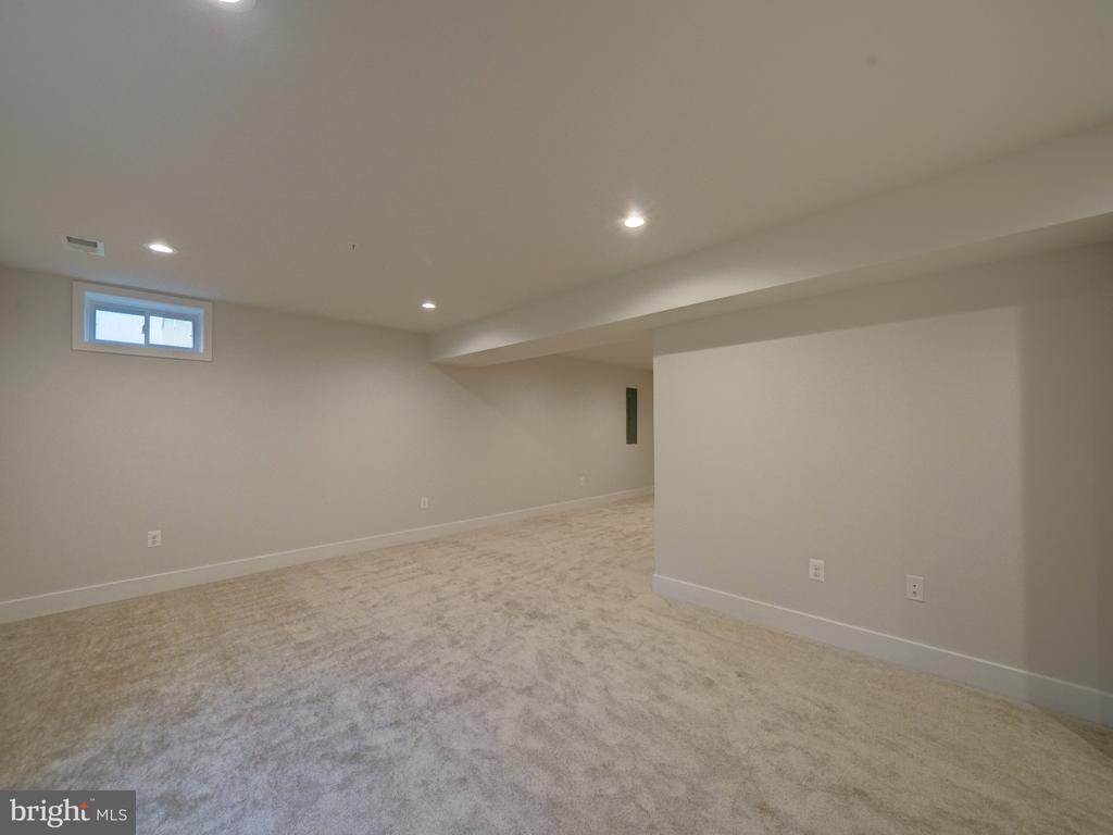 6412 Meadows Ln
