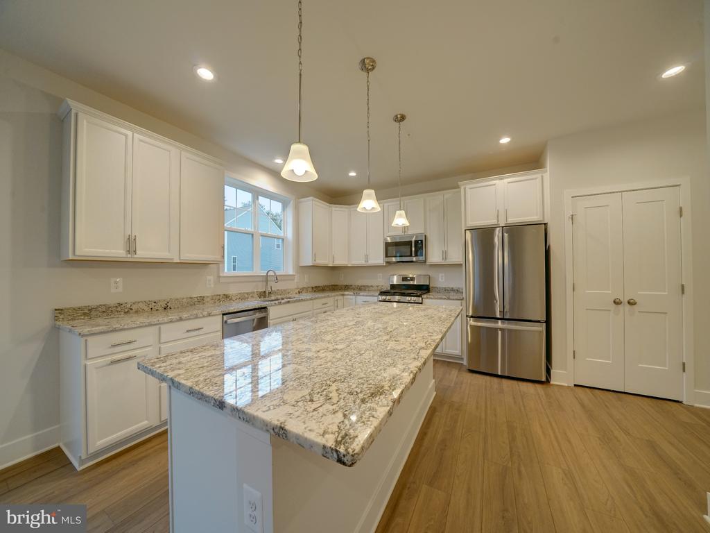 6412 Meadows Ln