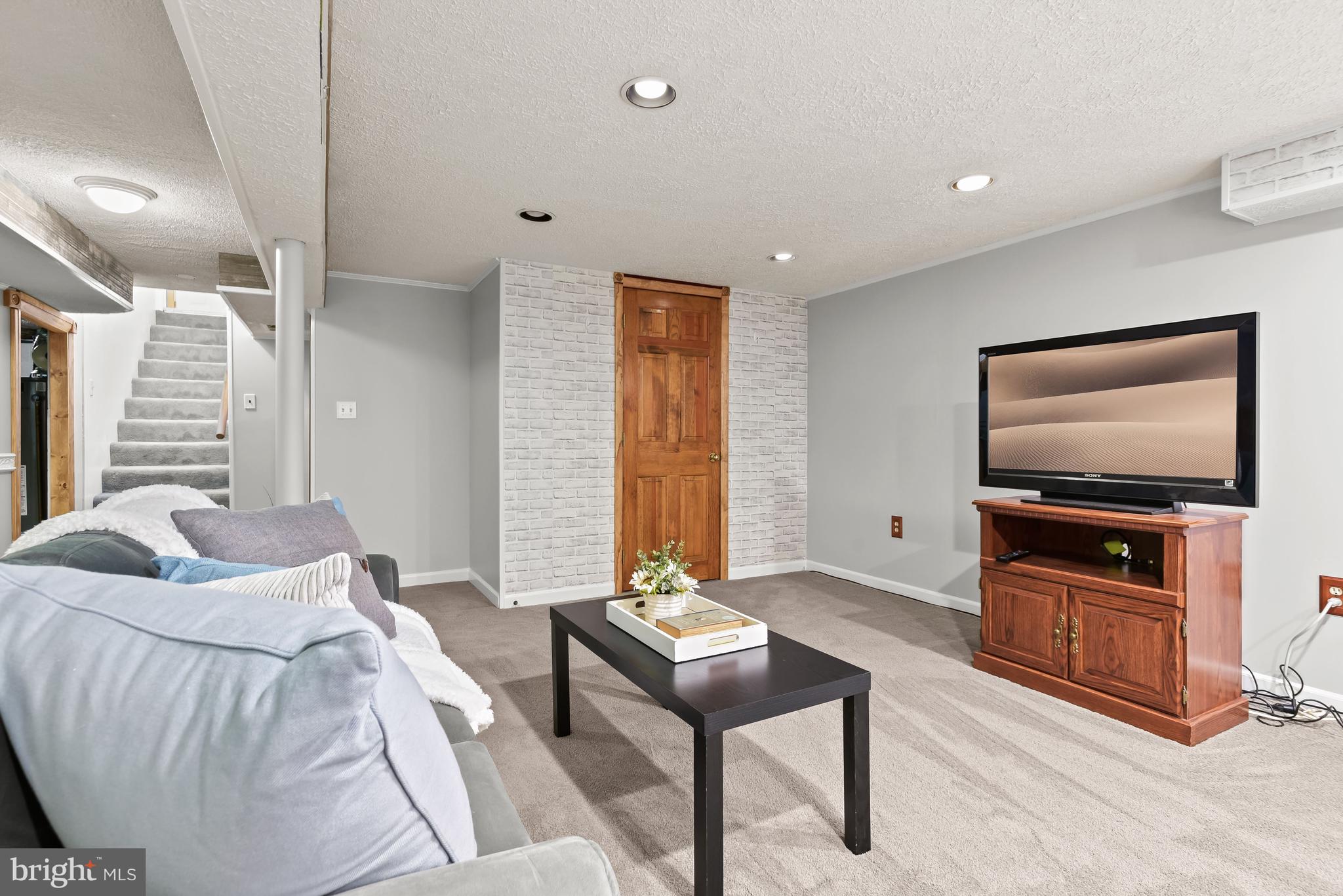 121 Tulip Dr