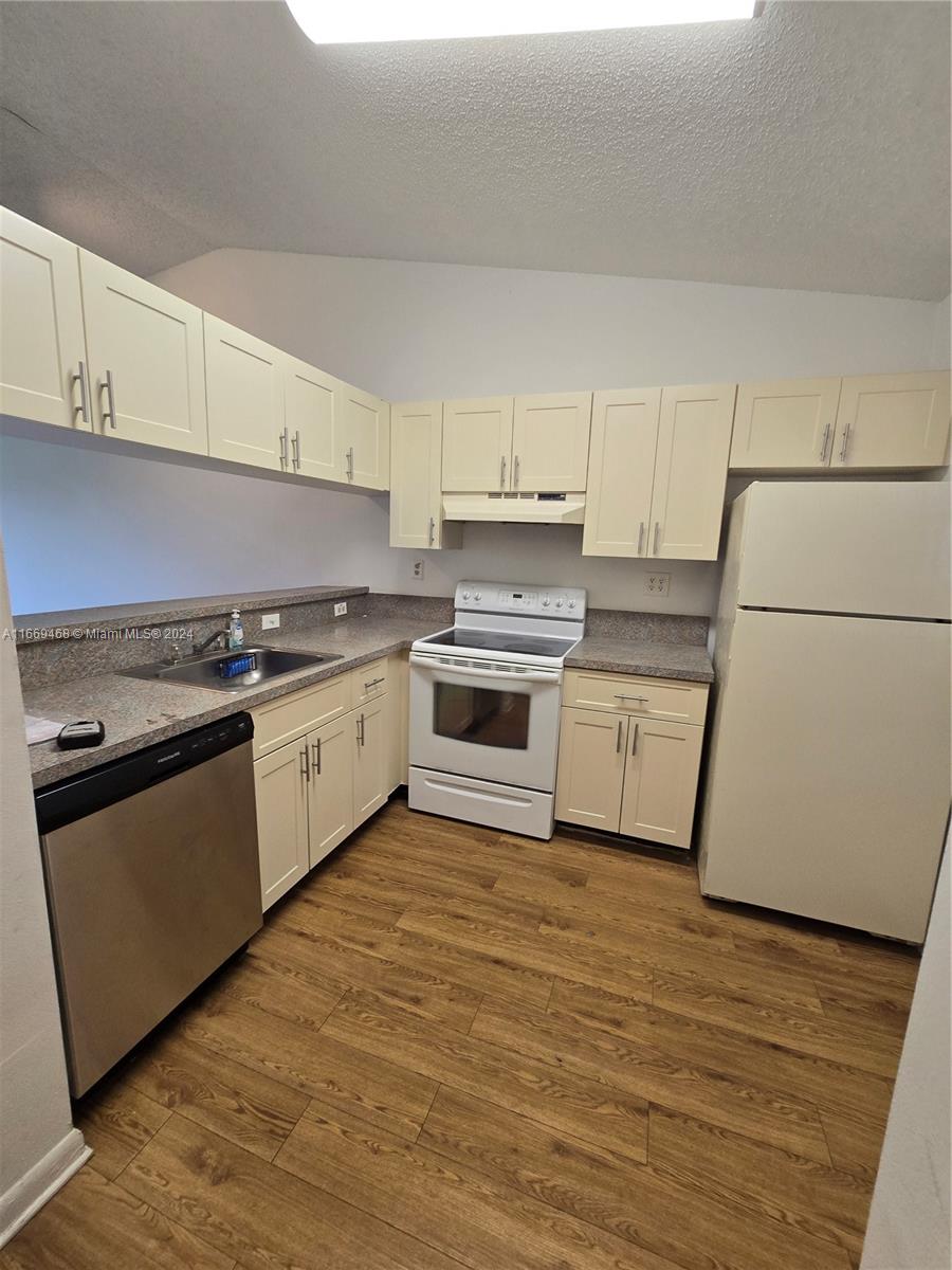 9839 Nob Hill Ct # 9839