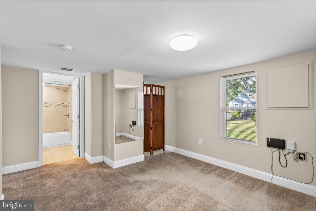 1914 Kernan Dr