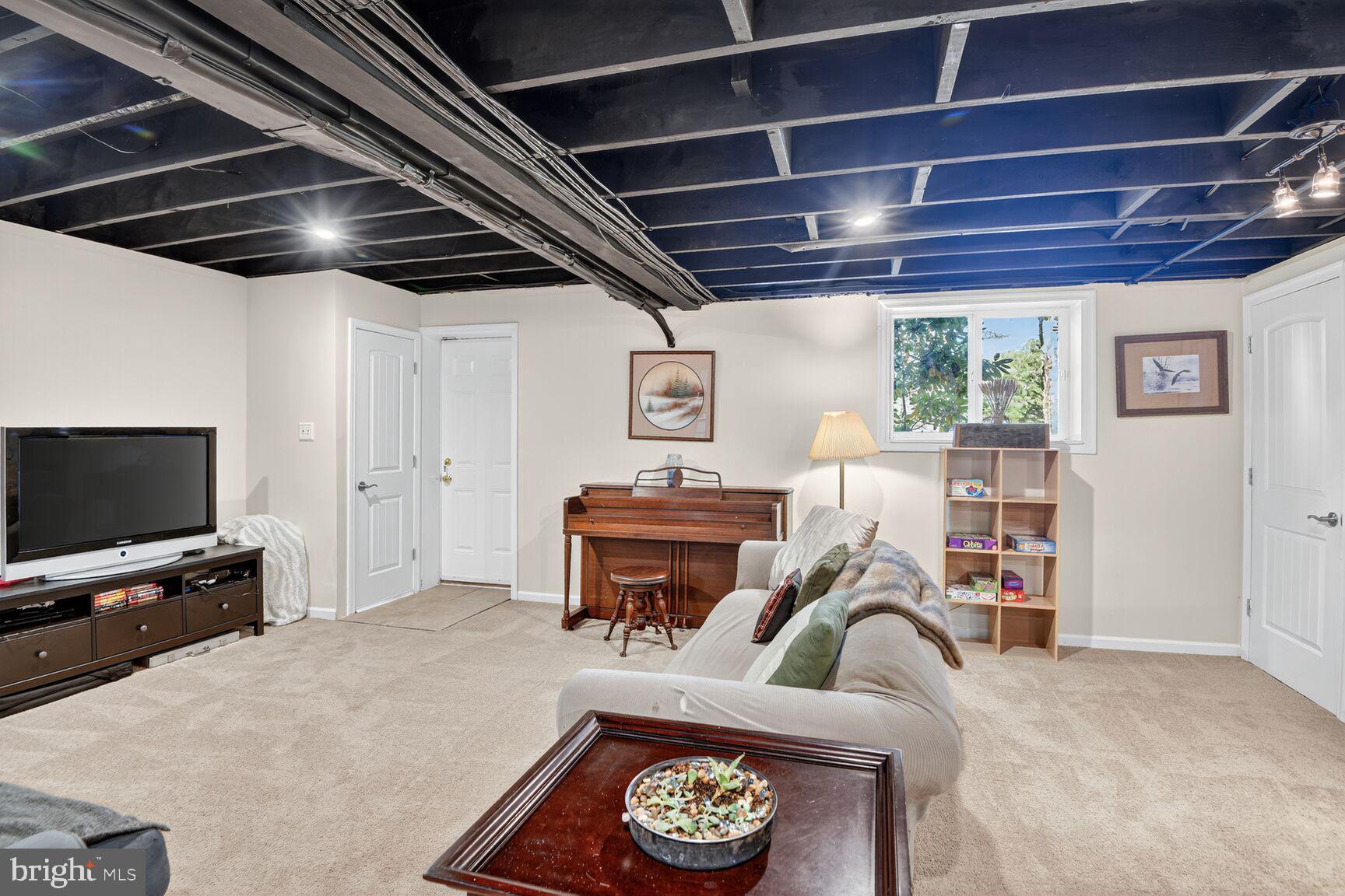 4 HUNTERS HORN COURT