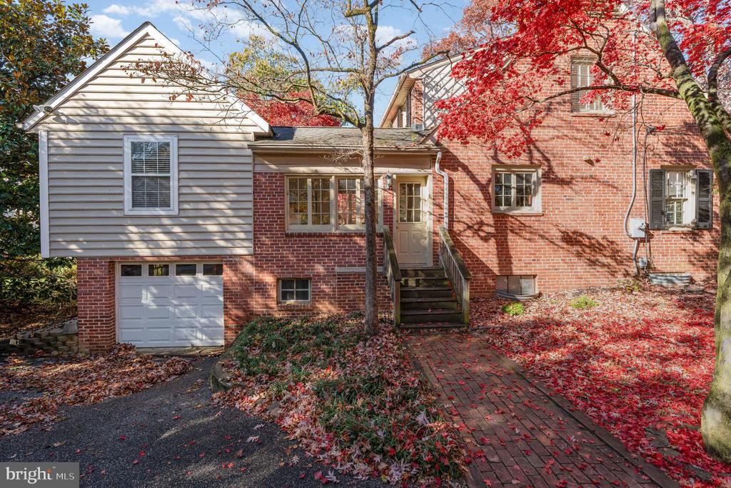 109 W SEMINARY AVENUE