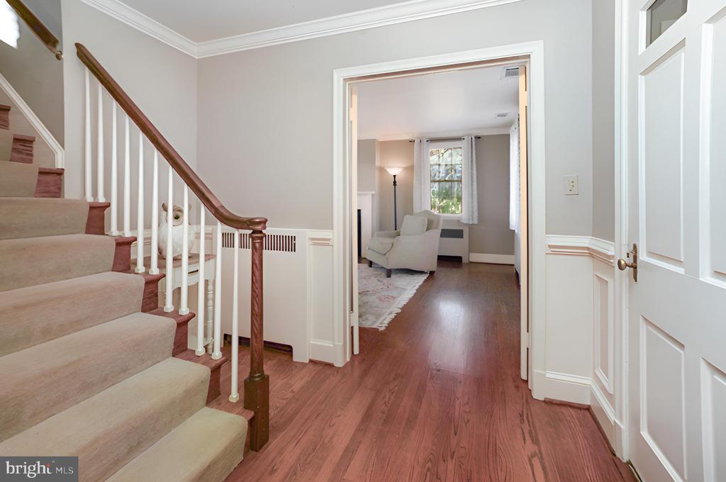 109 W SEMINARY AVENUE