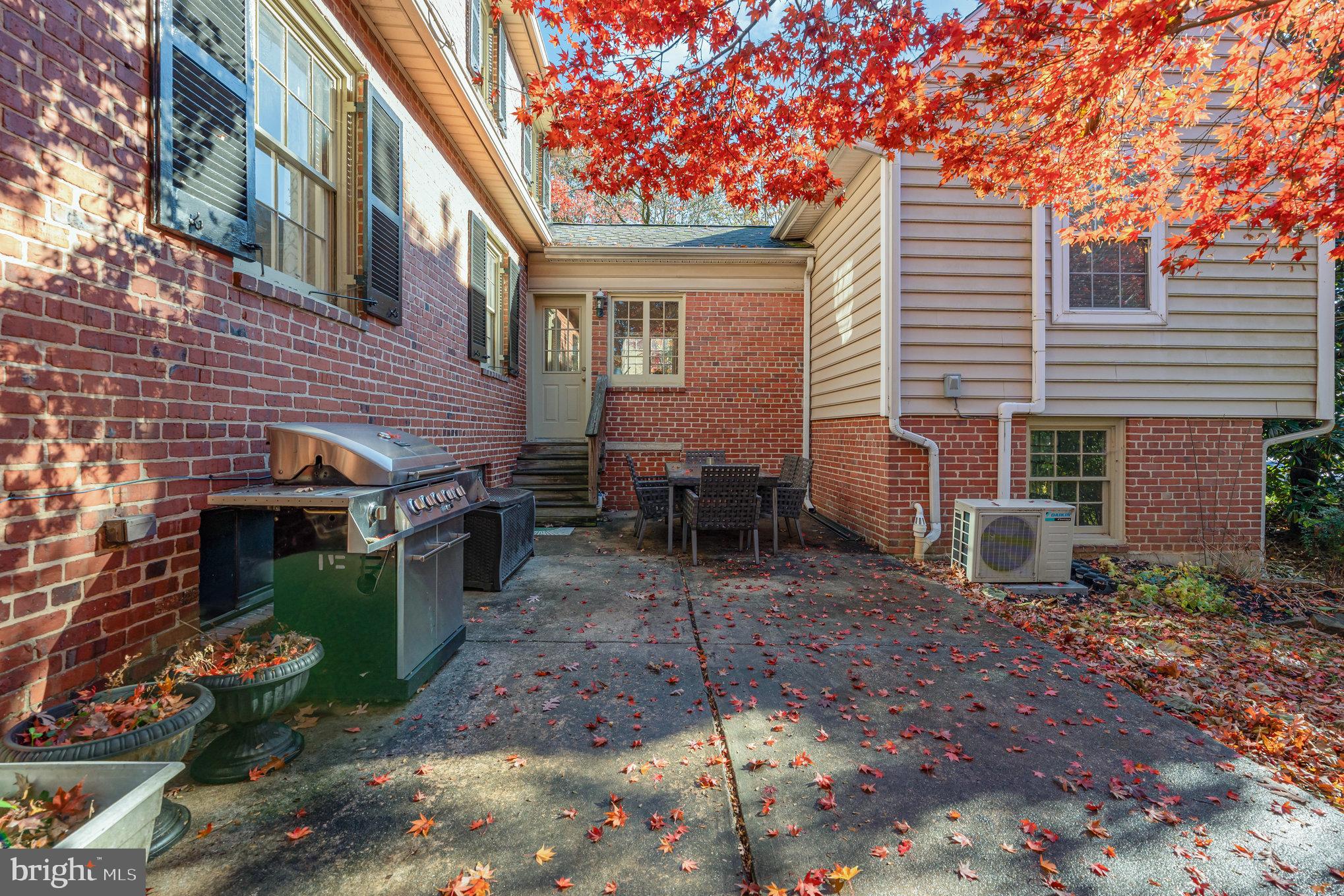 109 W SEMINARY AVENUE