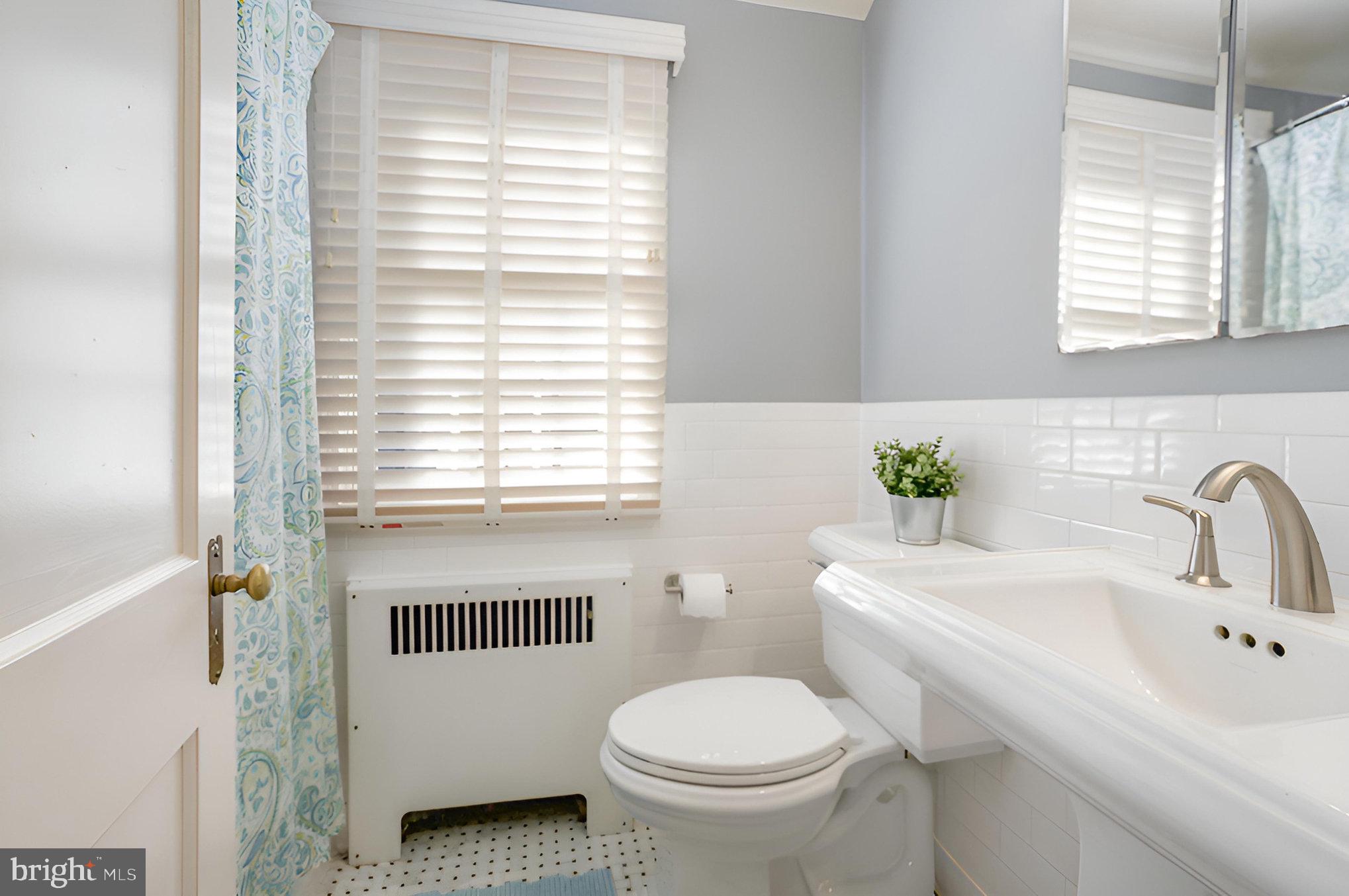 109 W SEMINARY AVENUE