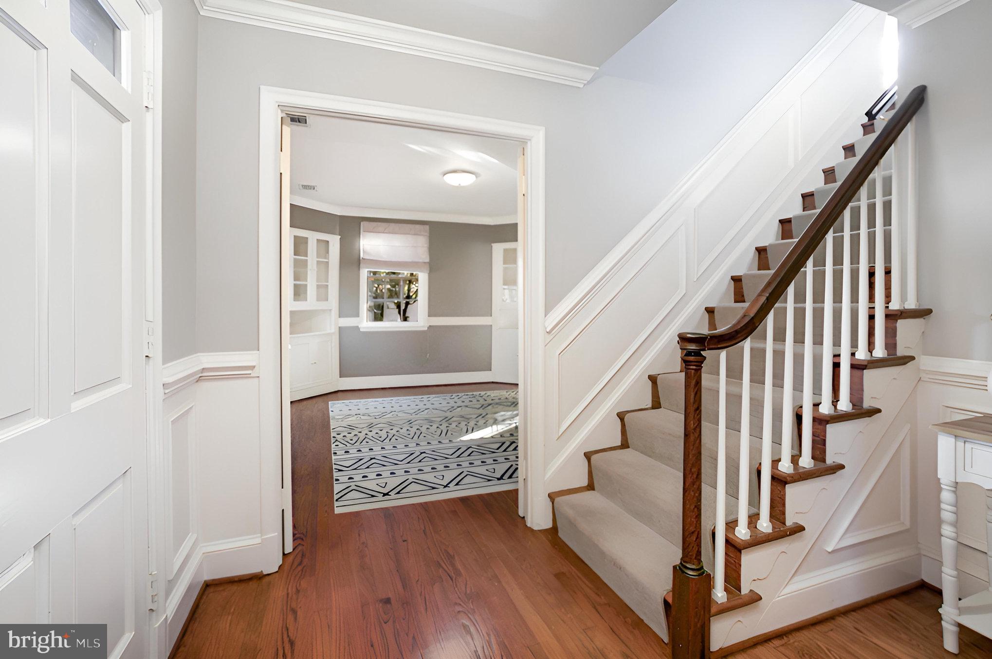 109 W SEMINARY AVENUE