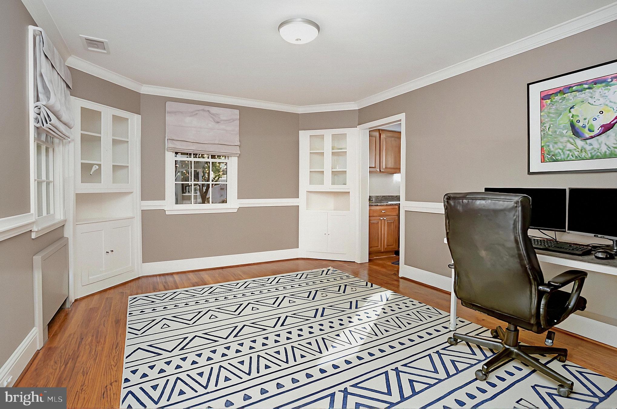 109 W SEMINARY AVENUE