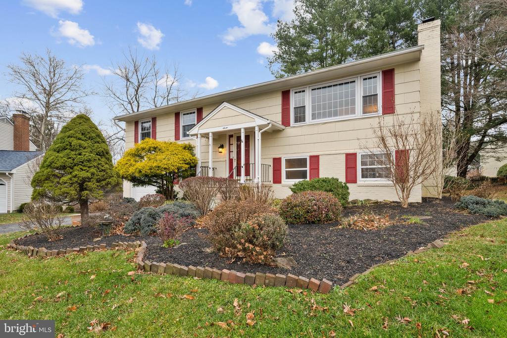 7 BROMWELL COURT