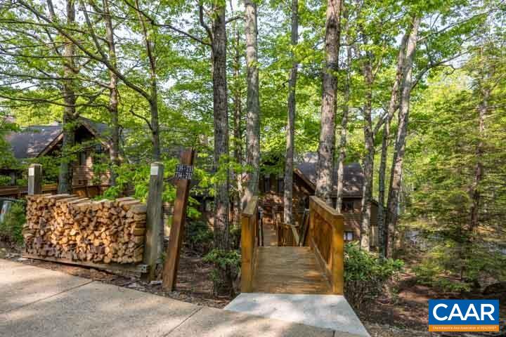 733 LAURELWOOD CONDOS
