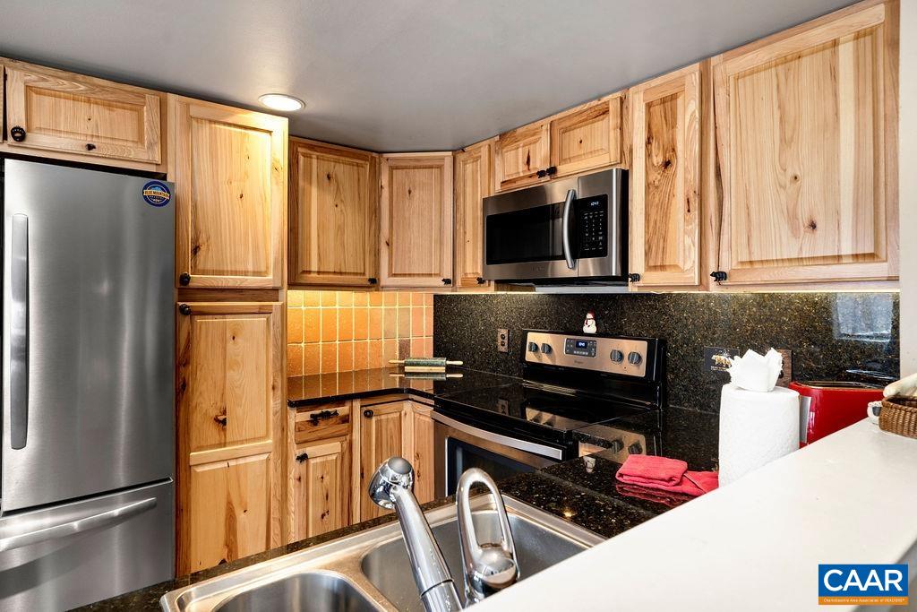 641 WHITE OAK CONDOS