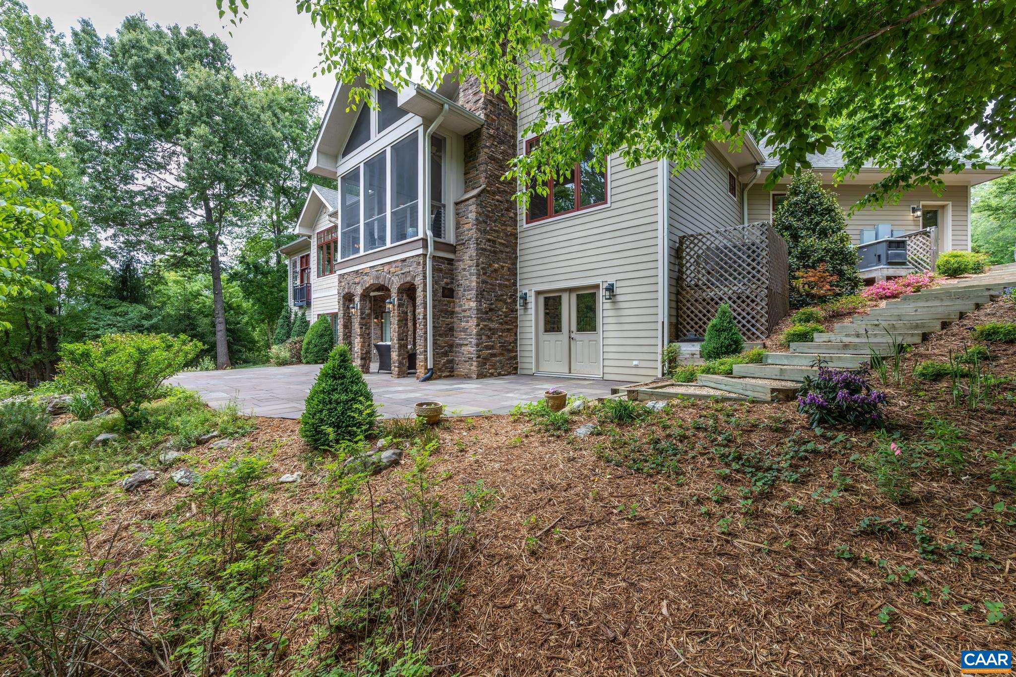 110 HIGH CREST LN