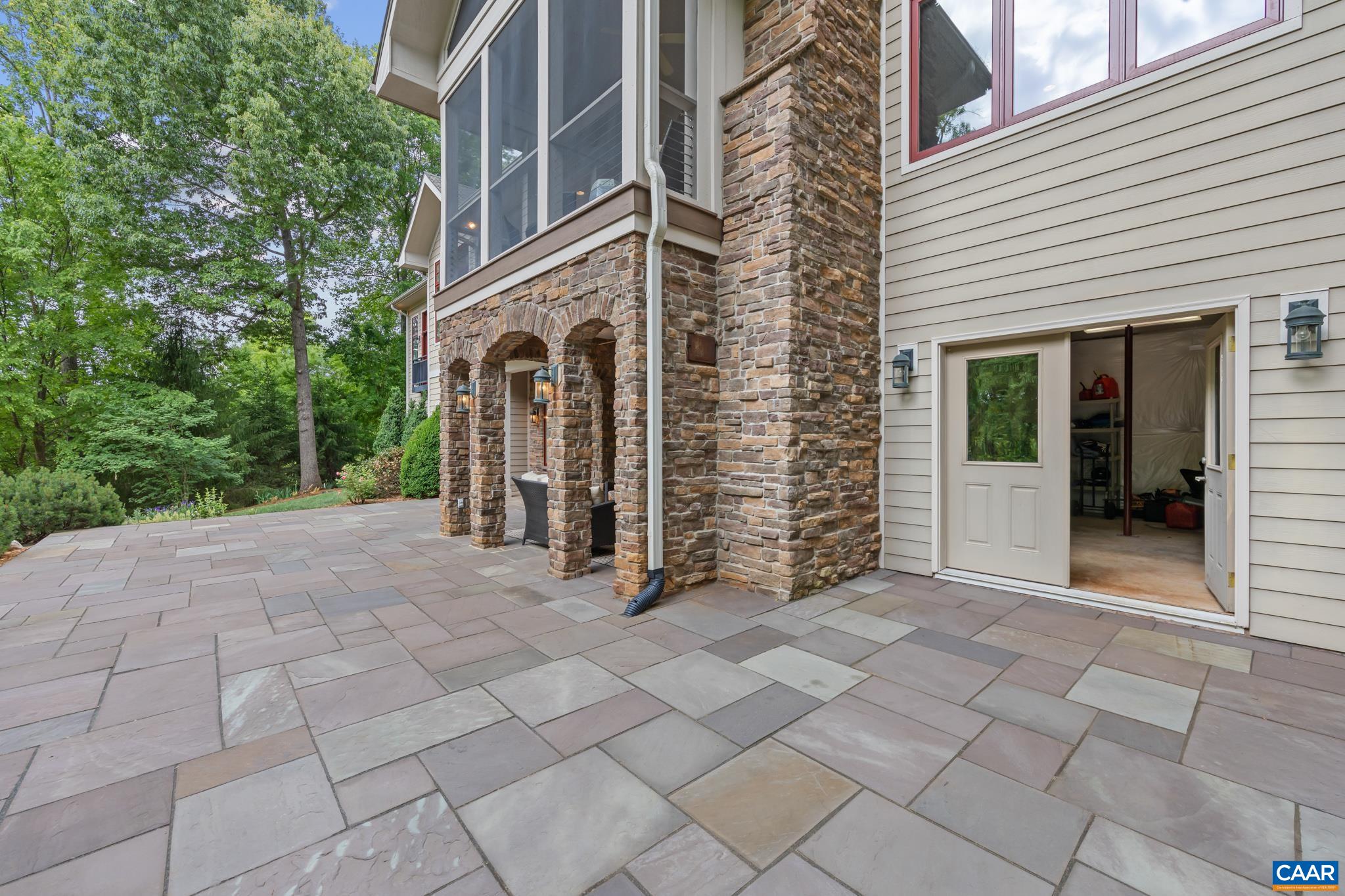 110 HIGH CREST LN