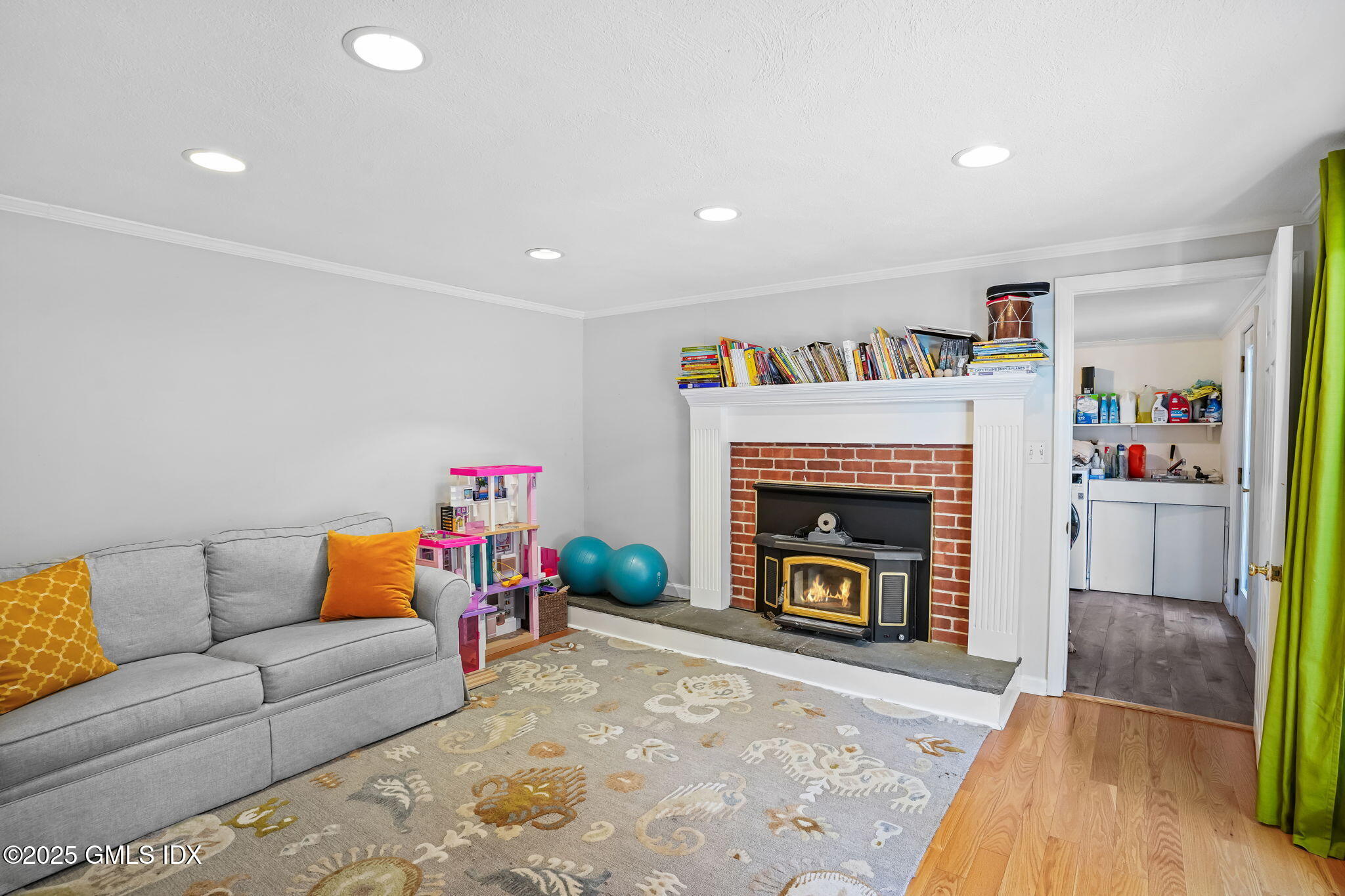 2 Midbrook Lane