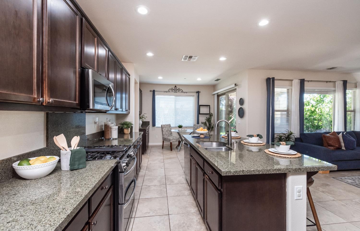 3672 Rosecrest