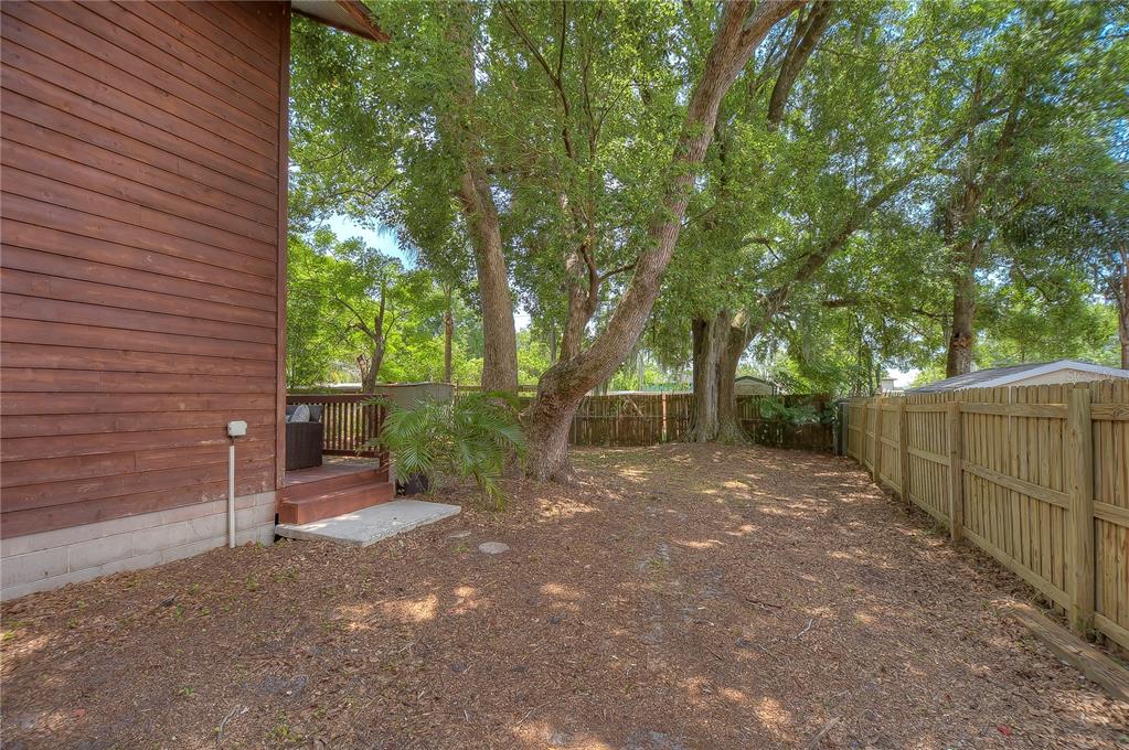 2204 HOWARD LN