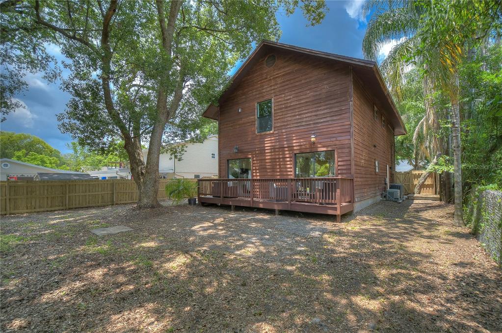 2204 HOWARD LN