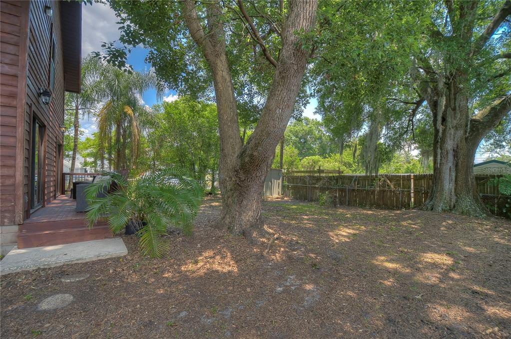 2204 HOWARD LN