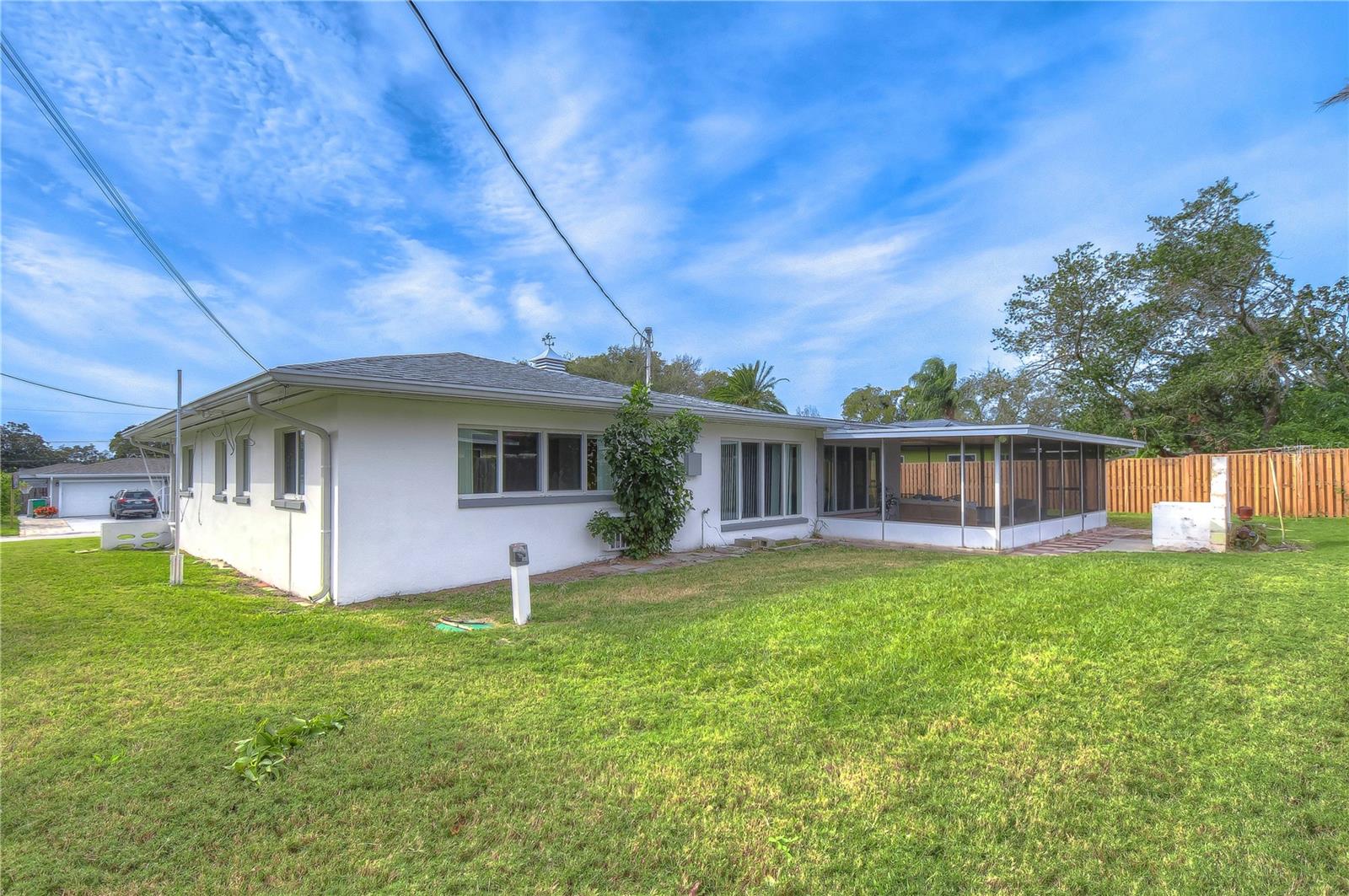 1832 HUNT LN