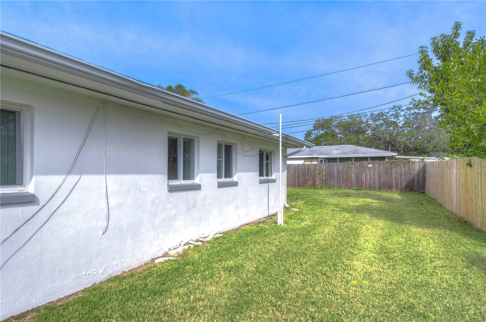 1832 HUNT LN