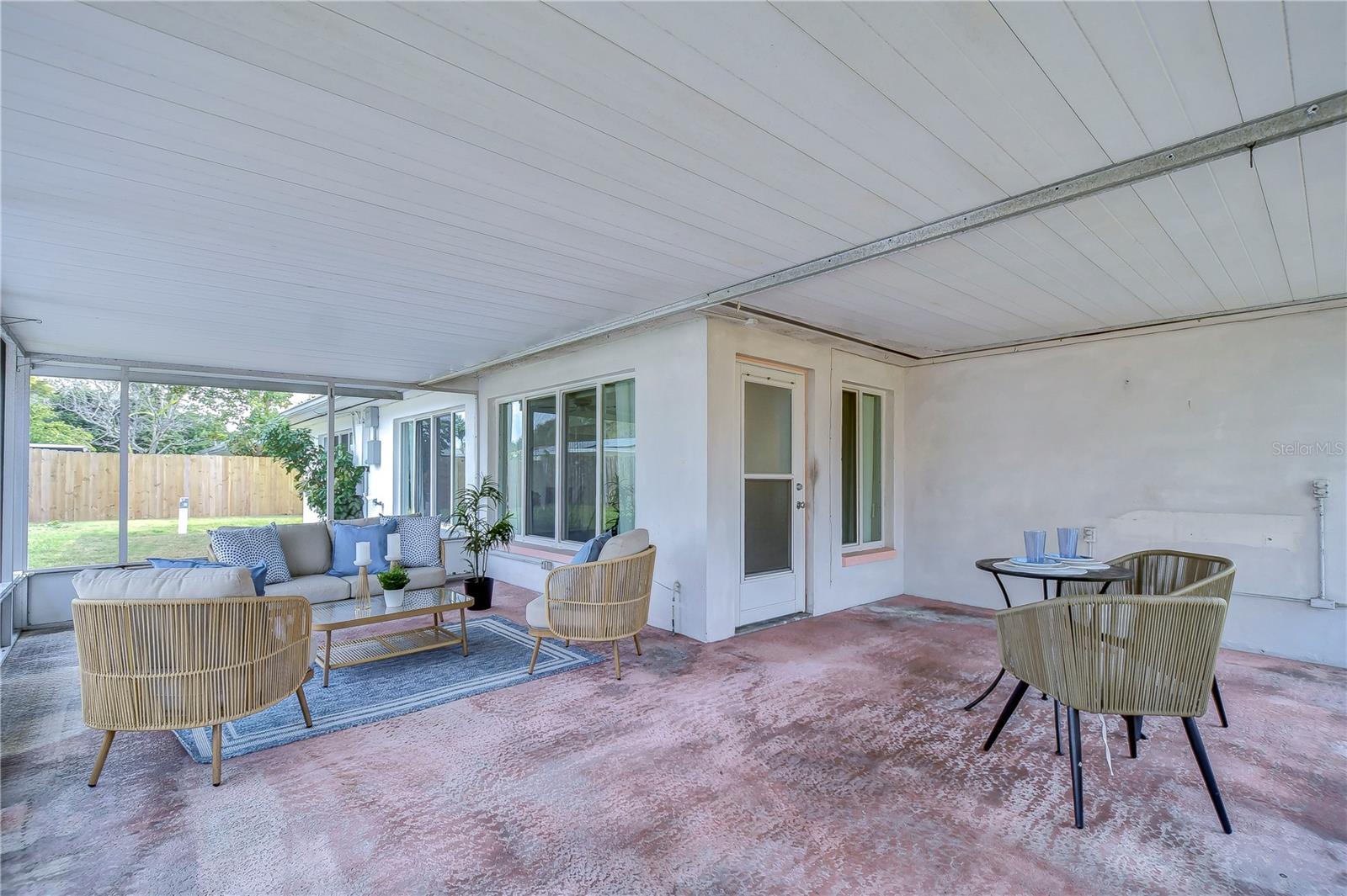 1832 HUNT LN