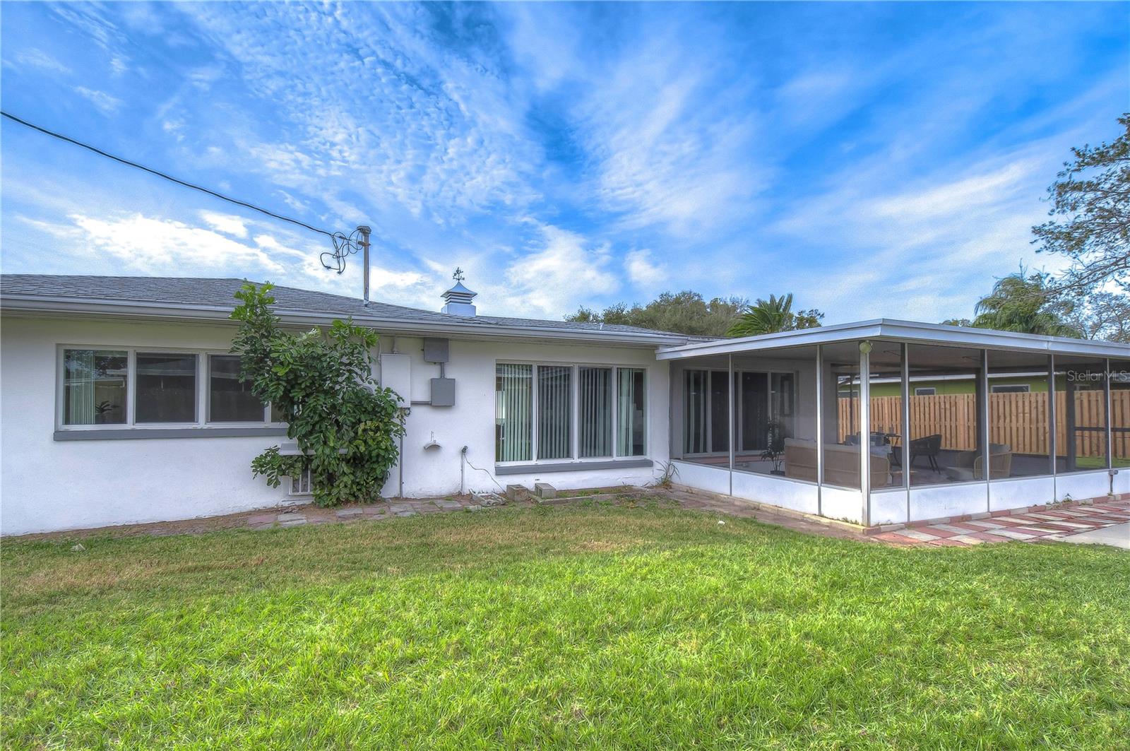 1832 HUNT LN