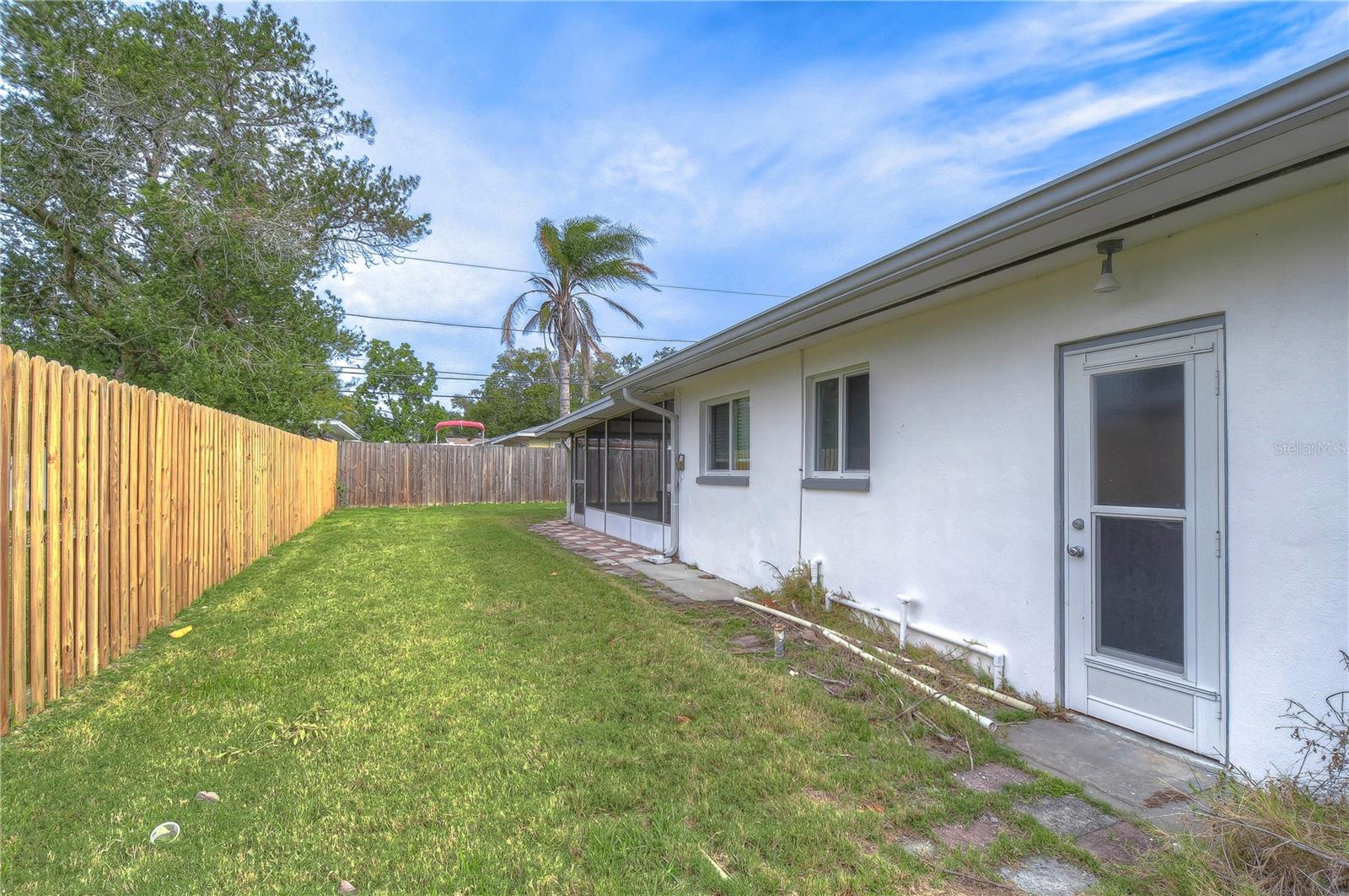 1832 HUNT LN