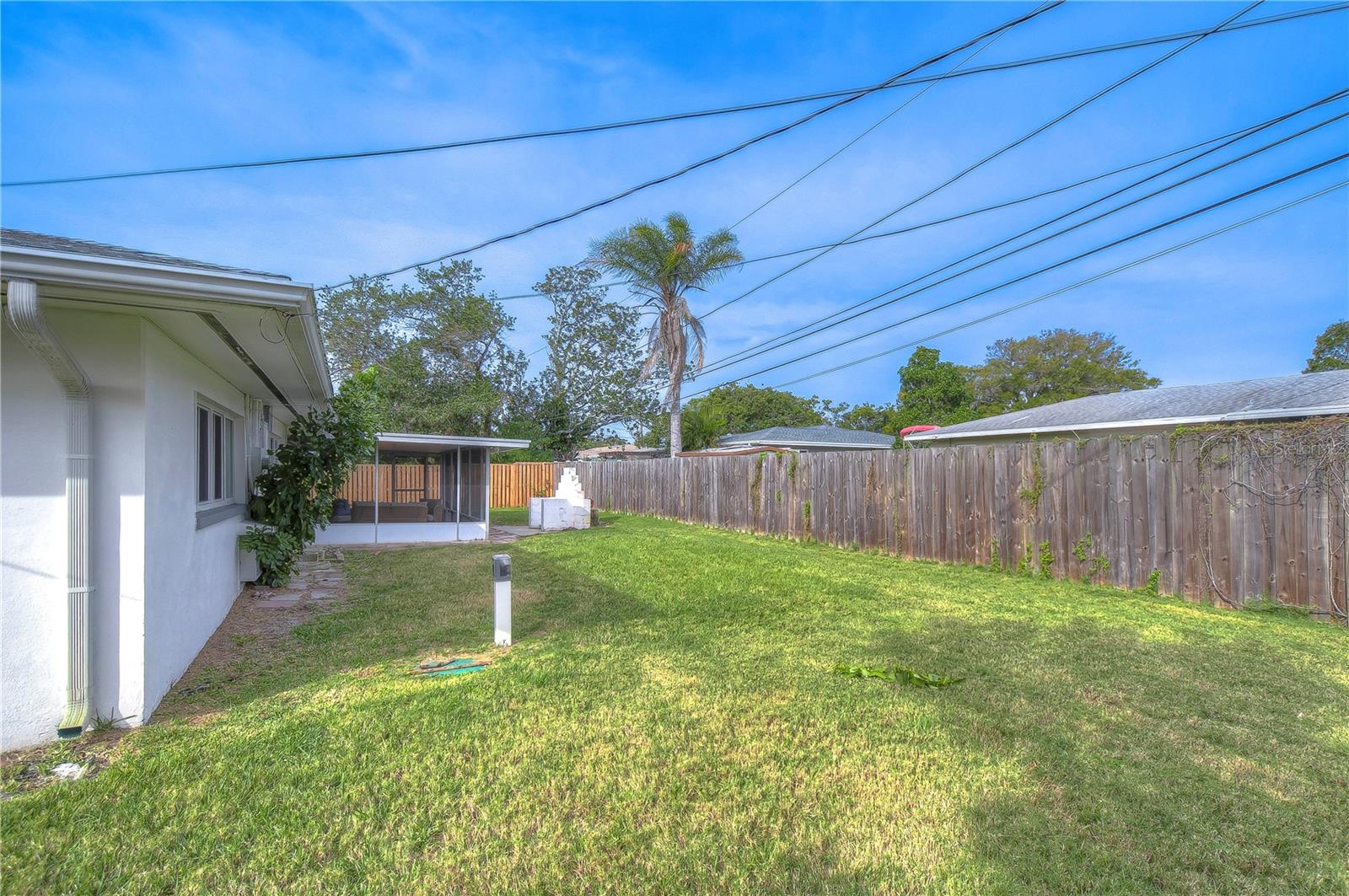 1832 HUNT LN