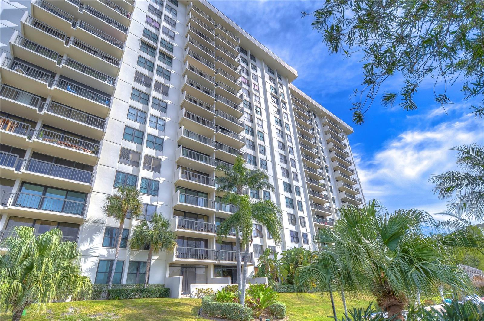 400 ISLAND WAY #902