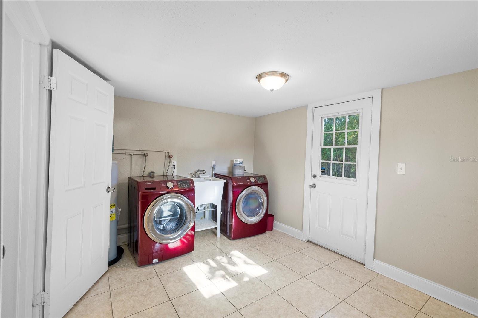 4015 W FAIRVIEW HTS