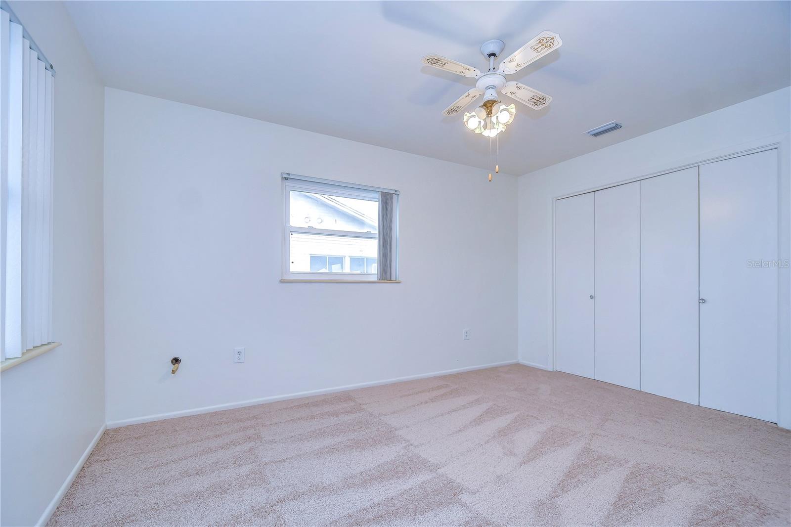 1104 DESERT HILLS DR