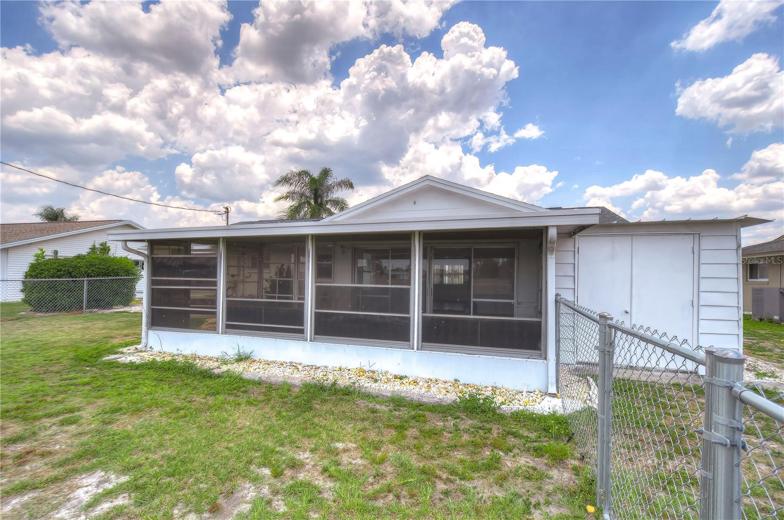 1104 DESERT HILLS DR