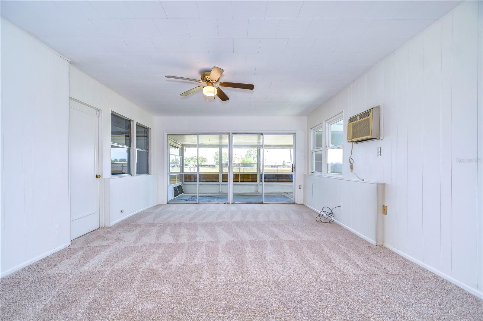 1104 DESERT HILLS DR