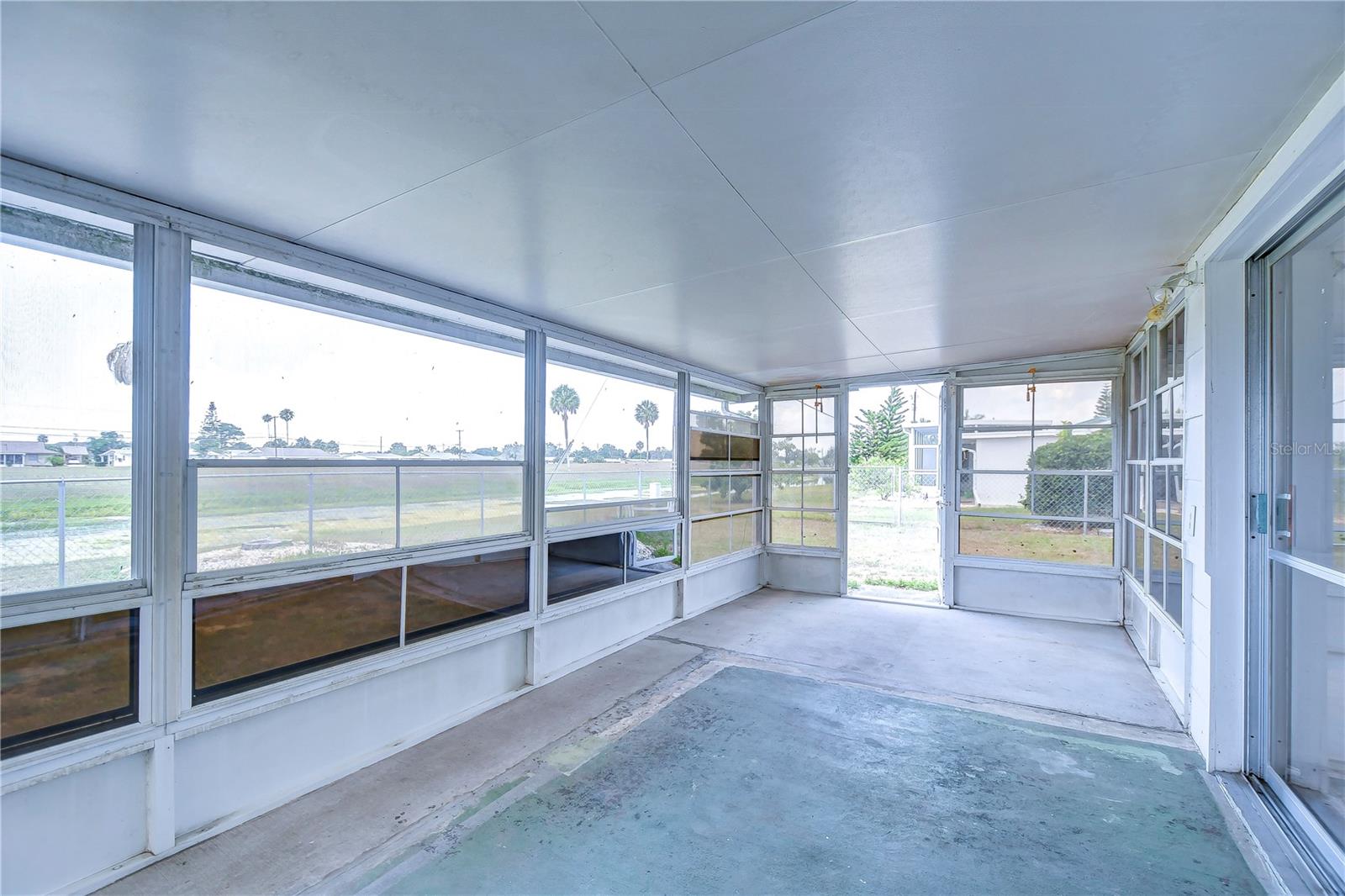1104 DESERT HILLS DR