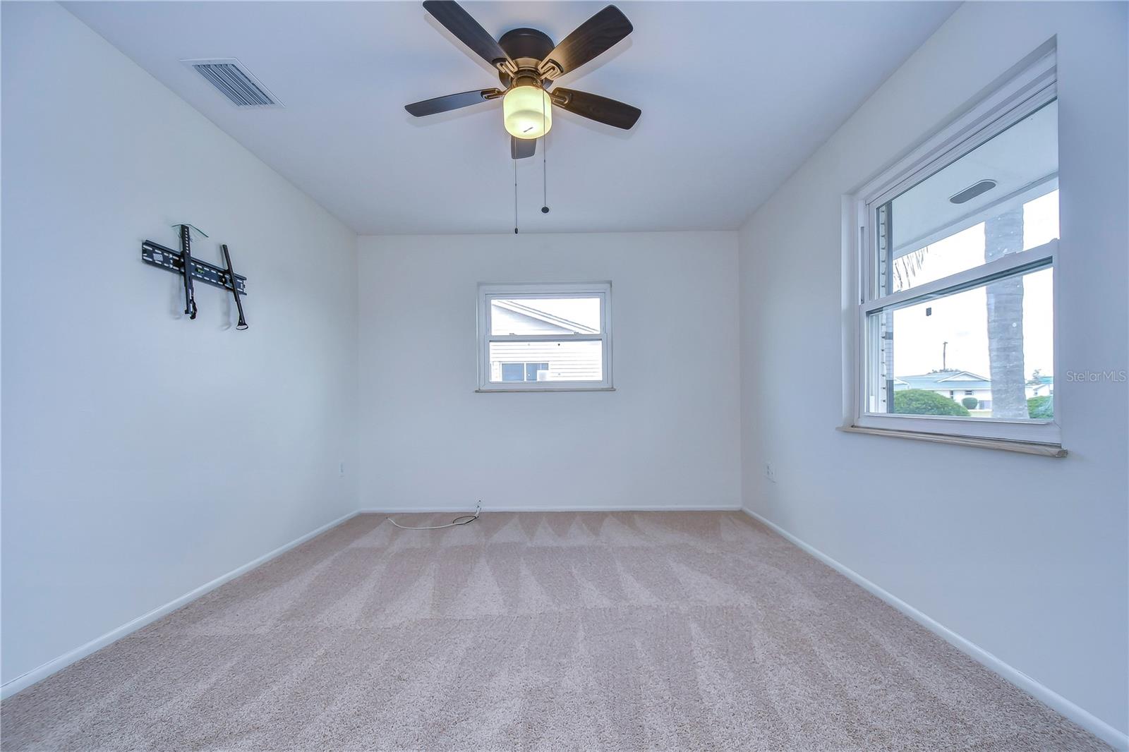 1104 DESERT HILLS DR