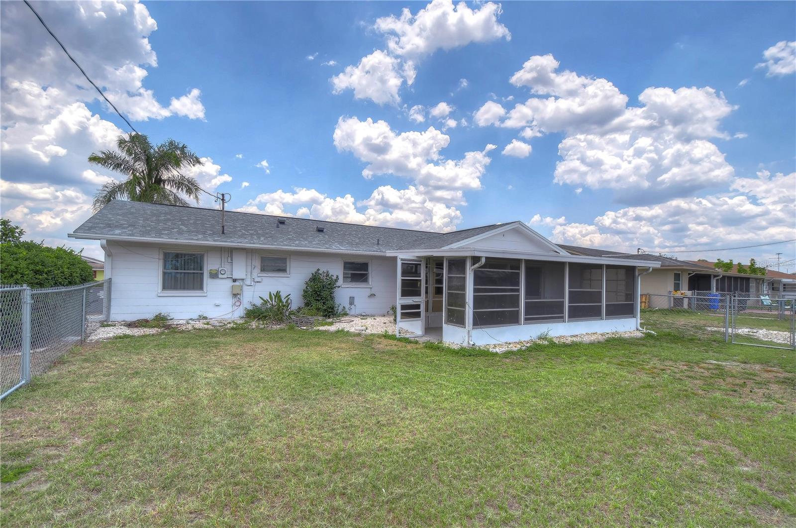 1104 DESERT HILLS DR