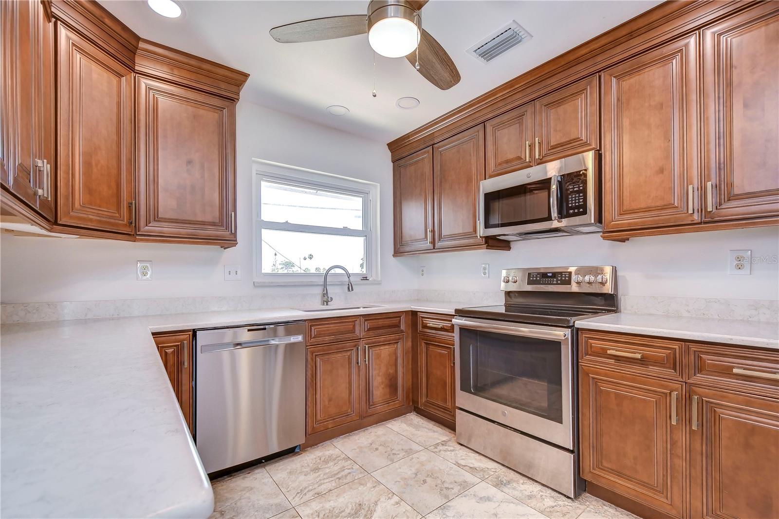 1104 DESERT HILLS DR