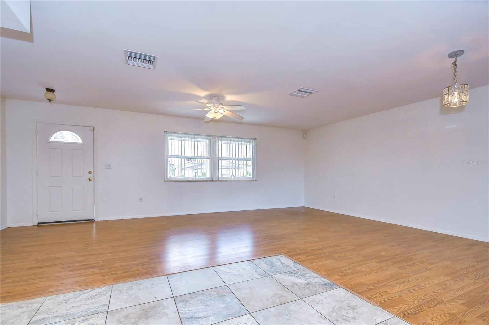 1104 DESERT HILLS DR