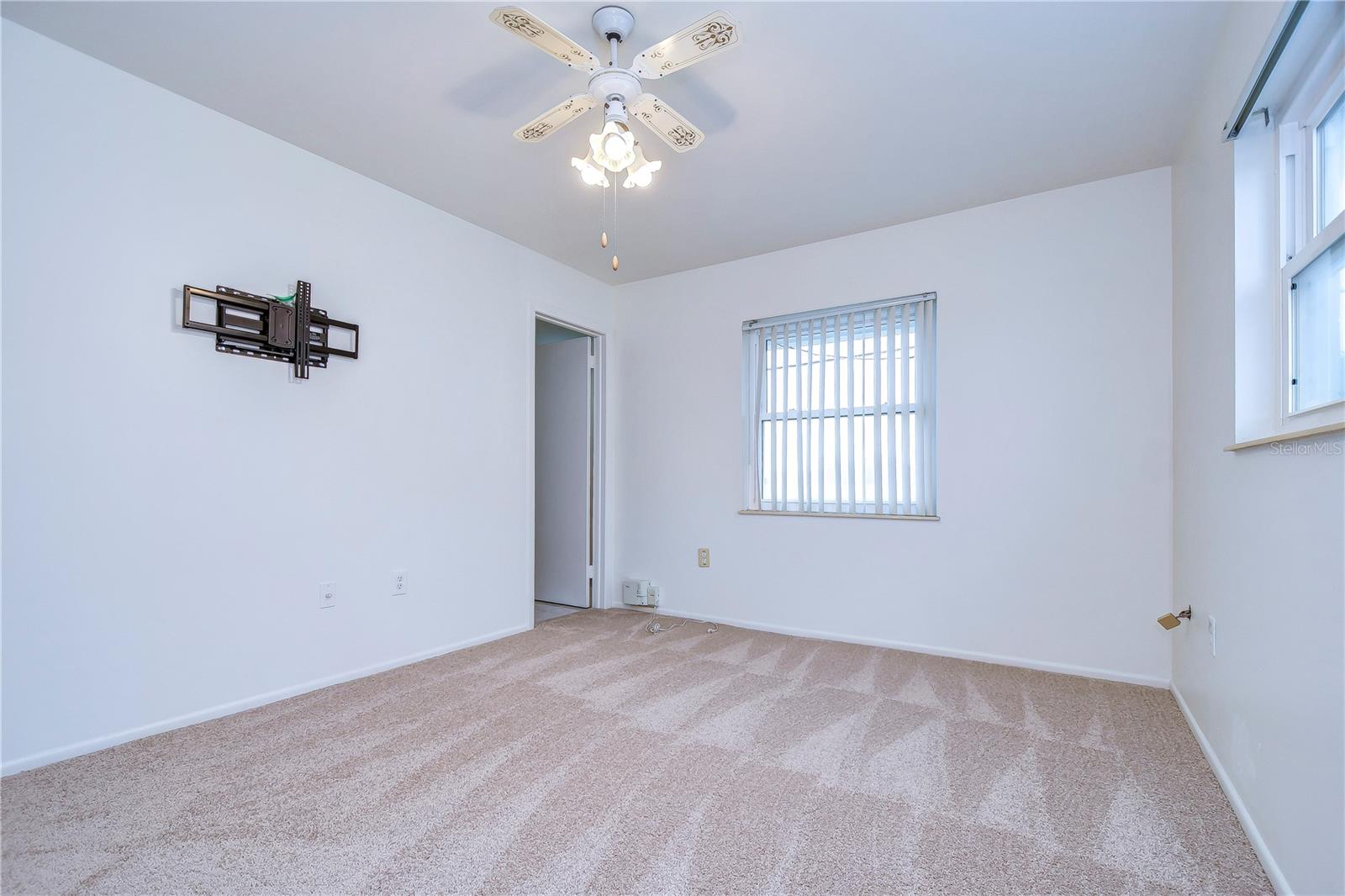 1104 DESERT HILLS DR