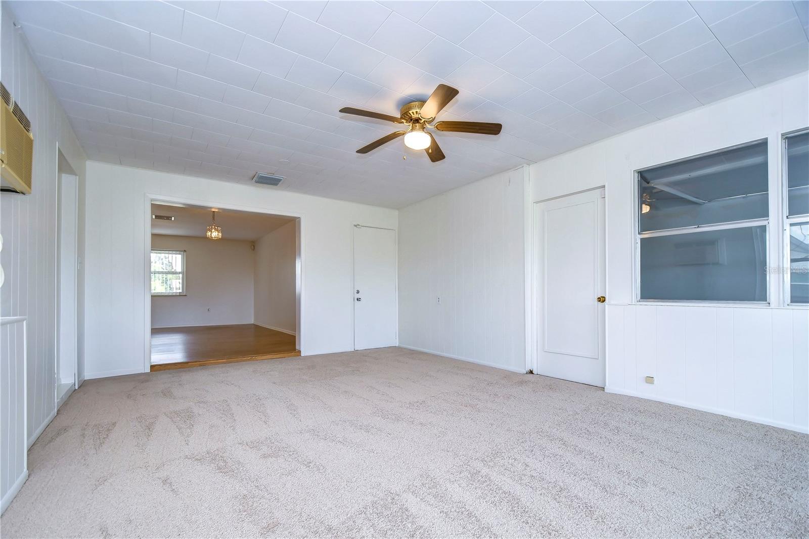 1104 DESERT HILLS DR